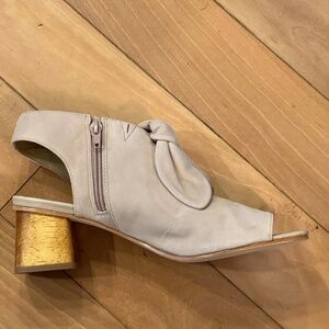 Bernardo: Lizzie- Blush Kid Suede, 8.5